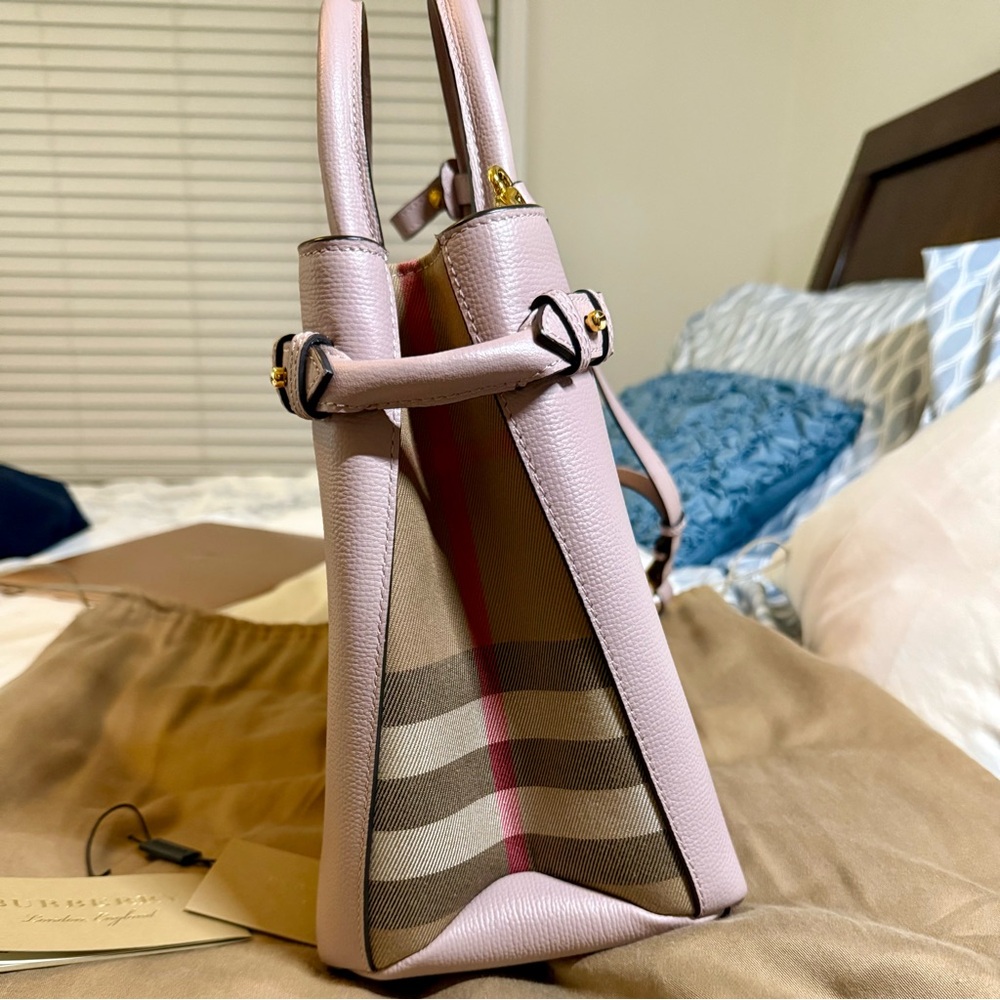 BURBERRY Derby Calfskin House Check
Medium Banner Tote Pale Orchid - Picture 5 of 9